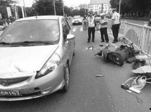 骑电瓶车吃瓜群众,街头巷尾的趣味观察