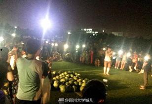 群众的吃瓜现场图片,群众围观吃瓜盛况，欢乐氛围感染众人